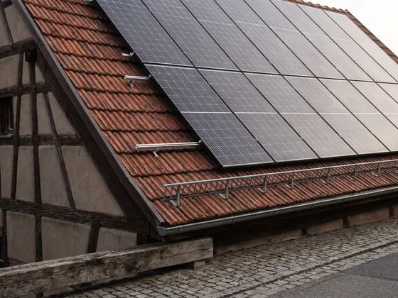 Photovoltaikmodule auf dem Ziegeldach eines fränkischen Fachwerkhauses