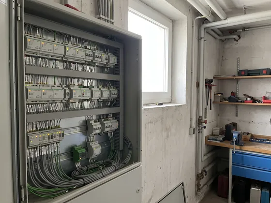 KNX-Schaltschrank mit Busklemmen und beschrifteten Leitungen